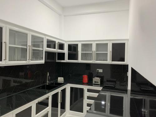 주방, CHERN MATARA Guest House in 왈가마