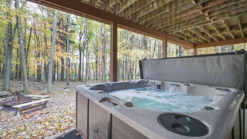 Woodland Oasis by AvantStay Hot Tub Firepit Walk to Lake in Lake Harmony, USA
