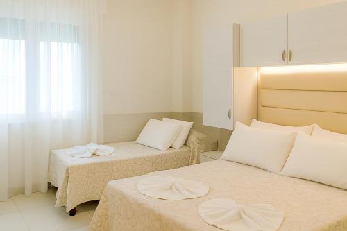 1 queen bed, 1 twin bed