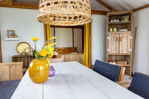 köök, Boerderij Camping NixHoeve in Genderen