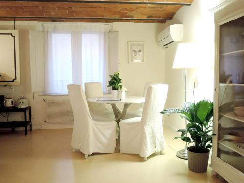 Cozy & Charming Florentine Hideaway - image 11