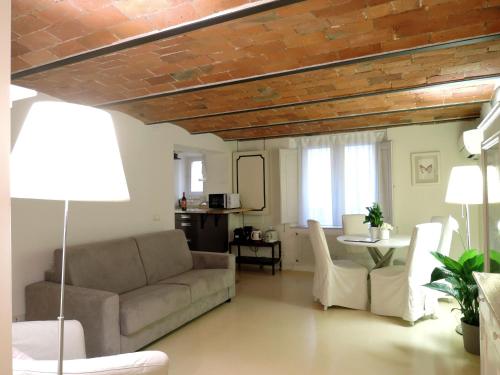 Cozy & Charming Florentine Hideaway - image 9