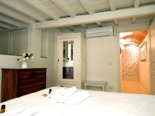 Cozy & Charming Florentine Hideaway - image 8