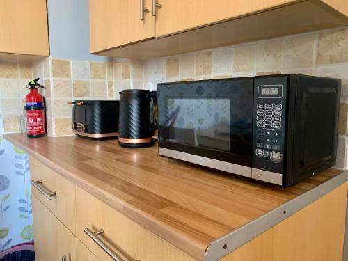 3 BDR Entire Home Sleeps Up to 5 Contractors & Families Long or Short Stay Free WiFi & Parking in Lynemouth