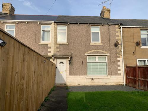 3 BDR Entire Home Sleeps Up to 5 Contractors & Families Long or Short Stay Free WiFi & Parking in Lynemouth