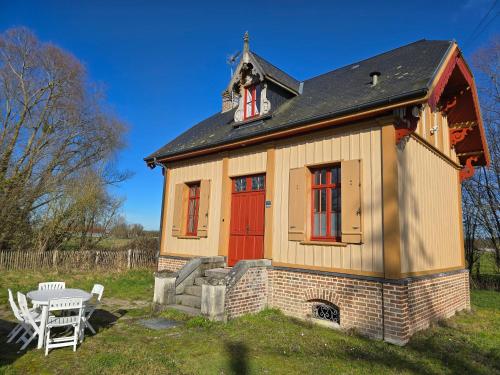 Фасада на хотела, La Maison Pontonnière (La Maison Pontonniere) in Saigneville
