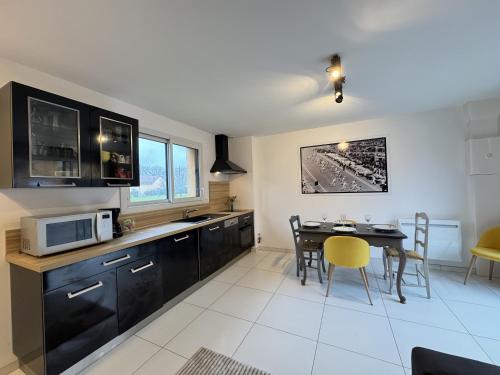 virtuve, Arnage Corner Lodge - Circuit 24h du Mans in Monce-en-Belin