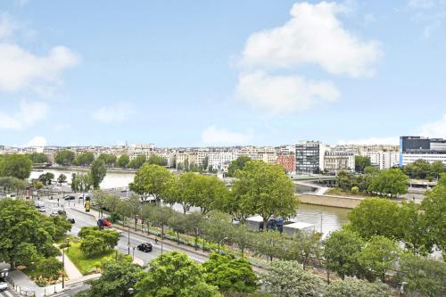 Superbe vue sur la Seine Proche de la Tour Eiffel - image 10
