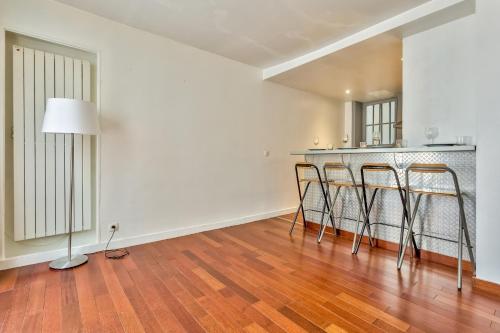 Charming Parisian Retreat in the Heart of the City - image 4
