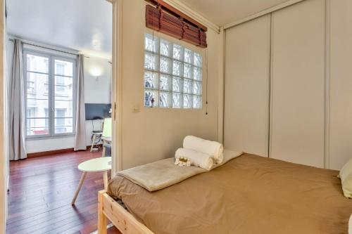 Charming Parisian Retreat in the Heart of the City - image 12