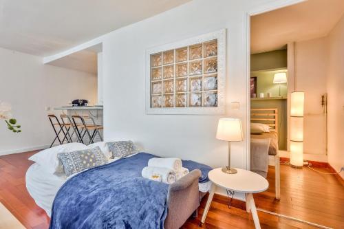 Charming Parisian Retreat in the Heart of the City - image 8
