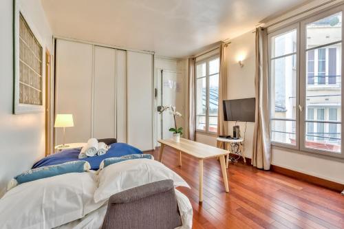 Charming Parisian Retreat in the Heart of the City - image 13