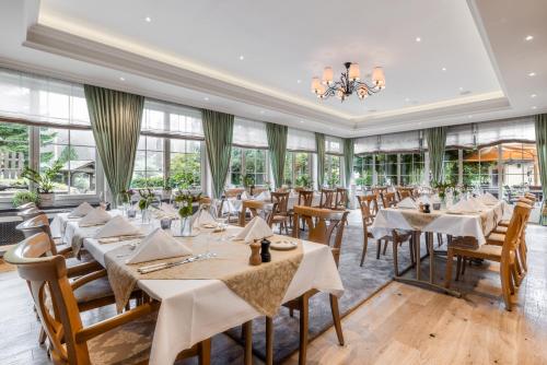 مطعم, فندق رومانتيك سكويزرهوف (Romantik Hotel Schweizerhof) in مركز مدينة جريندلوالد