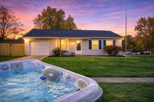 Private Ranch - Entire Home - 3 Bed Room - Hot Tub - King Bed - Fenced Yard - Pets & Kids Welcome - Game Shed - Free WiFi, Columbus