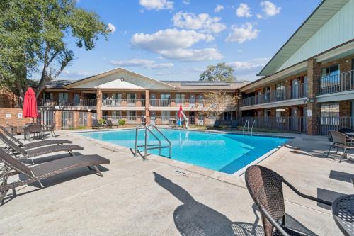 Swimming pool, Ramada by Wyndham Temple Terrace/Tampa North in Temple Terrace