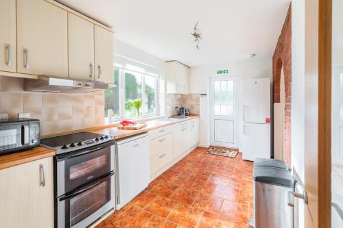 virtuve, Swift Host - Watermeadow - Sleeps 5 - Parking - Garden - Dereham in Elsinga
