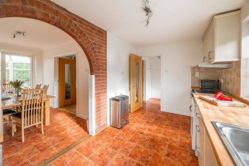Swift Host - Watermeadow - Sleeps 5 - Parking - Garden - Dereham in Elsinga