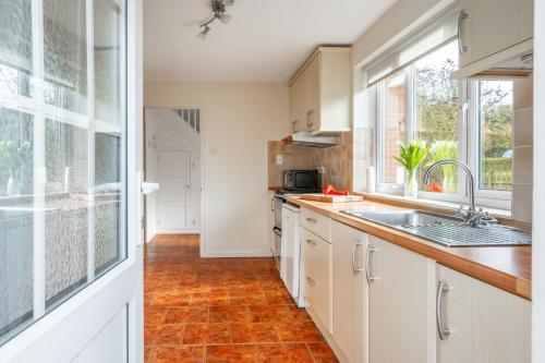 virtuve, Swift Host - Watermeadow - Sleeps 5 - Parking - Garden - Dereham in Elsinga
