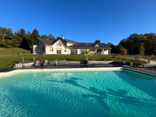 Gîte 10 personnes accès PMR aux normes avec grande piscine gîte à louer Sapois