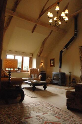 Shared lounge/TV area, Chateauret - Gite au bord de l'Etang in Espagnac