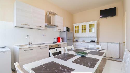 The Modern Stay - with Terrace, Wi-Fi, Parking Lot in Serravalle Pistoiese