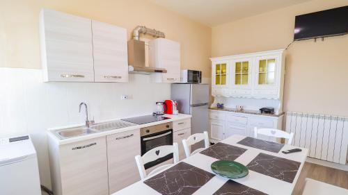 The Modern Stay - with Terrace, Wi-Fi, Parking Lot in Serravalle Pistoiese