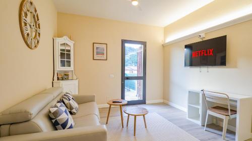 The Modern Stay - with Terrace, Wi-Fi, Parking Lot in Serravalle Pistoiese