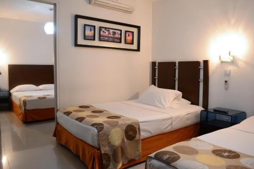 1 double bed, 2 twin beds