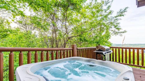 Hollows Haven by AvantStay Hot Tub Sauna Balcony and Tree Top Views in Gatlinburg, USA