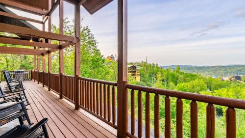 Hollows Haven by AvantStay Hot Tub Sauna Balcony and Tree Top Views in Gatlinburg, USA