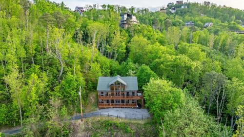 Hollows Haven by AvantStay Hot Tub Sauna Balcony and Tree Top Views in Gatlinburg, USA