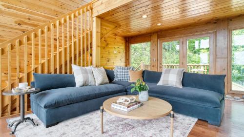 Hollows Haven by AvantStay Hot Tub Sauna Balcony and Tree Top Views in Gatlinburg, USA