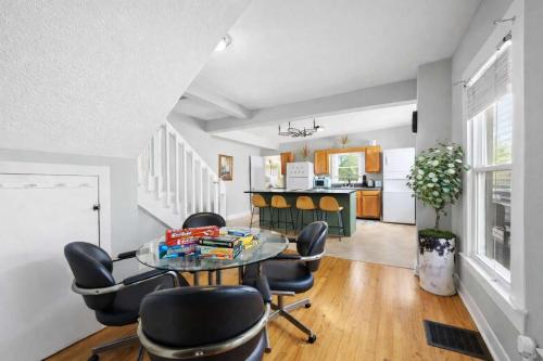 Cozy Downtown Stay w Private Backyard & Parking – khách sạn tại Old Louisville