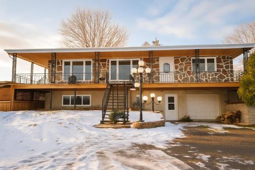 Chalet RiverSide - Waterfront, SPA in Grenville-Sur-La-Rouge (QC)