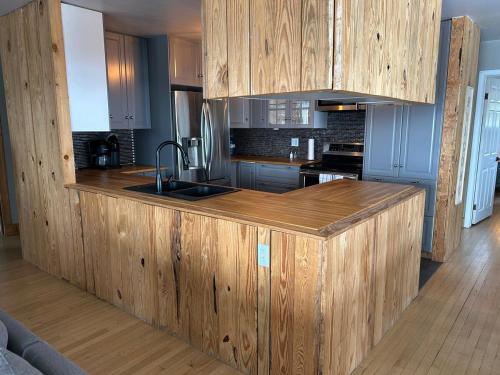 Chalet RiverSide - Waterfront, SPA in Grenville-Sur-La-Rouge (QC)