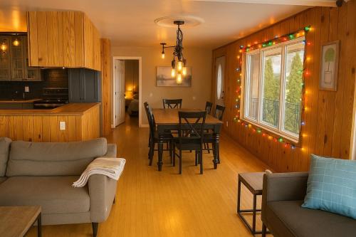 Chalet RiverSide - Waterfront, SPA in Grenville-Sur-La-Rouge (QC)