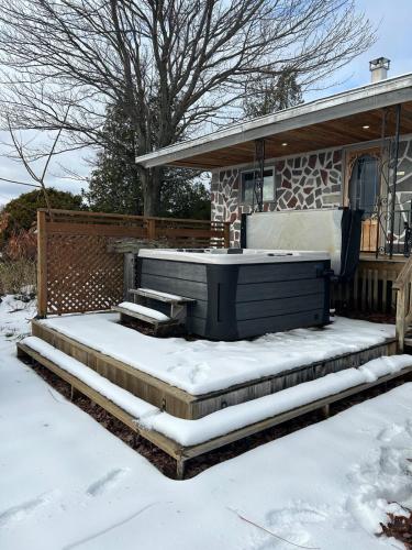 Chalet RiverSide - Waterfront, SPA in Grenville-Sur-La-Rouge (QC)