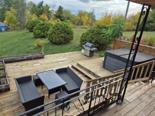 Chalet RiverSide - Waterfront, SPA in Grenville-Sur-La-Rouge (QC)