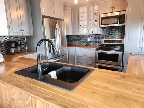 Chalet RiverSide - Waterfront, SPA in Grenville-Sur-La-Rouge (QC)