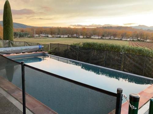 Maison Lagorce, 5 pièces, 8 personnes - FR-1-382-110 (Villa a Lagorce avec piscine privative, 4 chambres, grand terrain, animaux admis, tout confort - FR-) in Lagorce