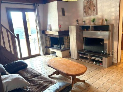 Maison Lagorce, 5 pièces, 8 personnes - FR-1-382-110 (Villa a Lagorce avec piscine privative, 4 chambres, grand terrain, animaux admis, tout confort - FR-) in Lagorce