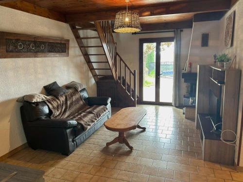 Maison Lagorce, 5 pièces, 8 personnes - FR-1-382-110 (Villa a Lagorce avec piscine privative, 4 chambres, grand terrain, animaux admis, tout confort - FR-) in Lagorce