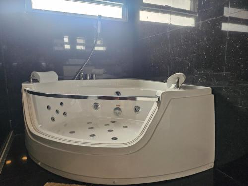 Sheryll Escapes - La Grande Poolside 1 BR with private jacuzzi - Angeles / Clark