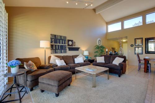 Palm Desert Resort Condo with Patio and Pool Access! in Palm Desert, USA