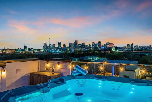Rooftop Hot Tub City Views Pac-Man Pool Table in 靠近市中心