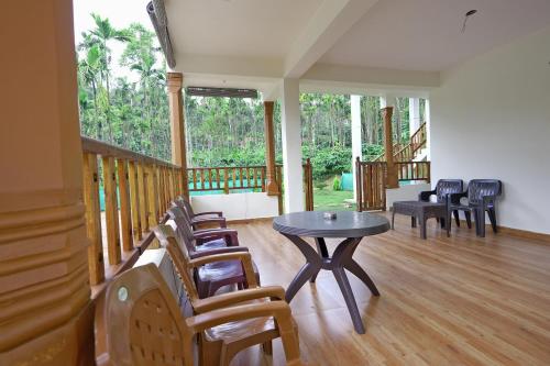 Dadad Gadde Nature Stay - Estate, Home Food, Near to Falls & Sightseeing in Bugadahalli
