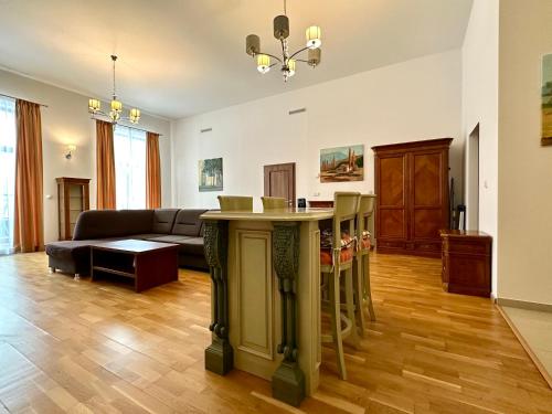 Slunecni lazne in Karlovy Vary