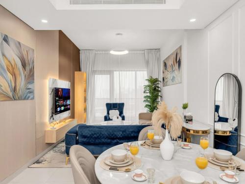 Contemporary Luxury One-Bedroom Residence - image 2