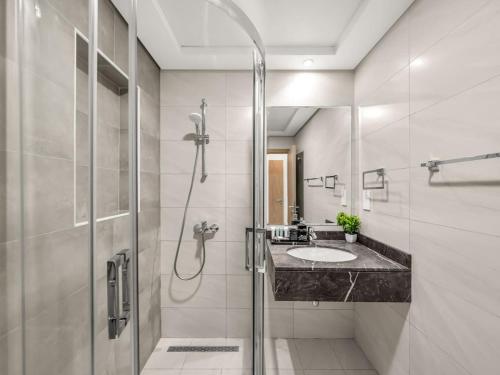 Contemporary Luxury One-Bedroom Residence - image 9
