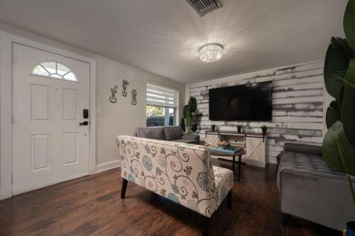 Luxe Family Friendly Retreat w Heated Pool Oasis in Holiday (FL)